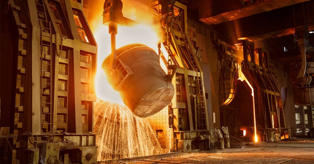 Coulée d'acier en fusion depuis une poche dans une aciérie
